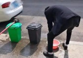 2月，給全村的垃圾桶來(lái)個(gè)大掃除