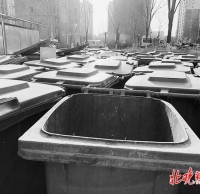 北京小區物業垃圾桶堵門，以新換舊是好事，掃尾工作也要落實