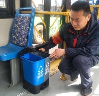 公交車分類垃圾箱來了，青島垃圾分類步入新臺階