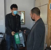 南長(zhǎng)山街道發(fā)放分類垃圾桶，引領(lǐng)垃圾分類新風(fēng)尚